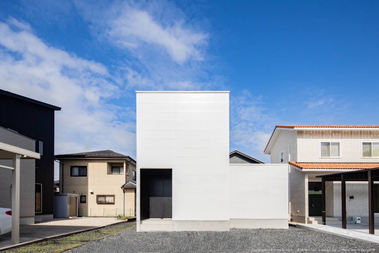 視線を遮り、光を解き放つ。カーテンのいらない「白い家」