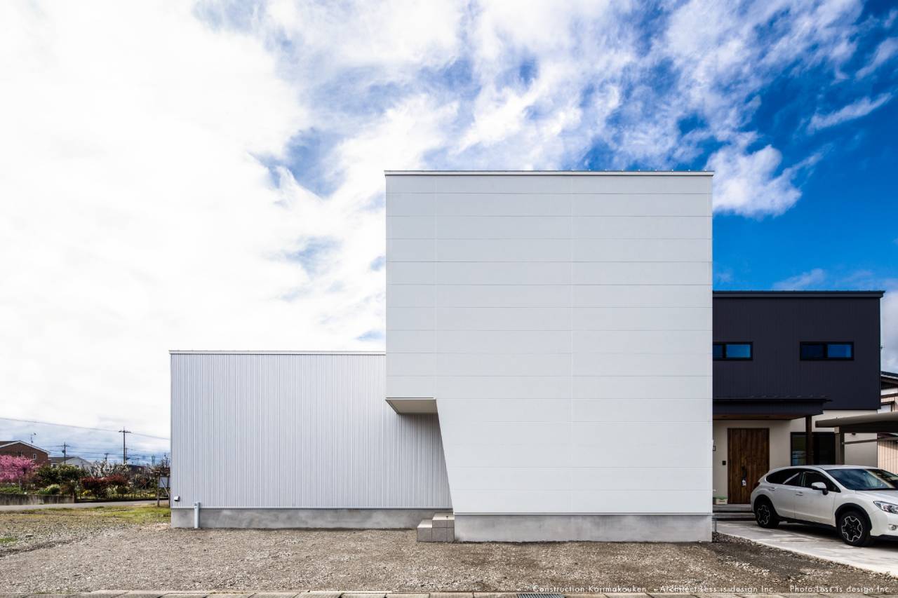 空を独り占めする「光の箱」