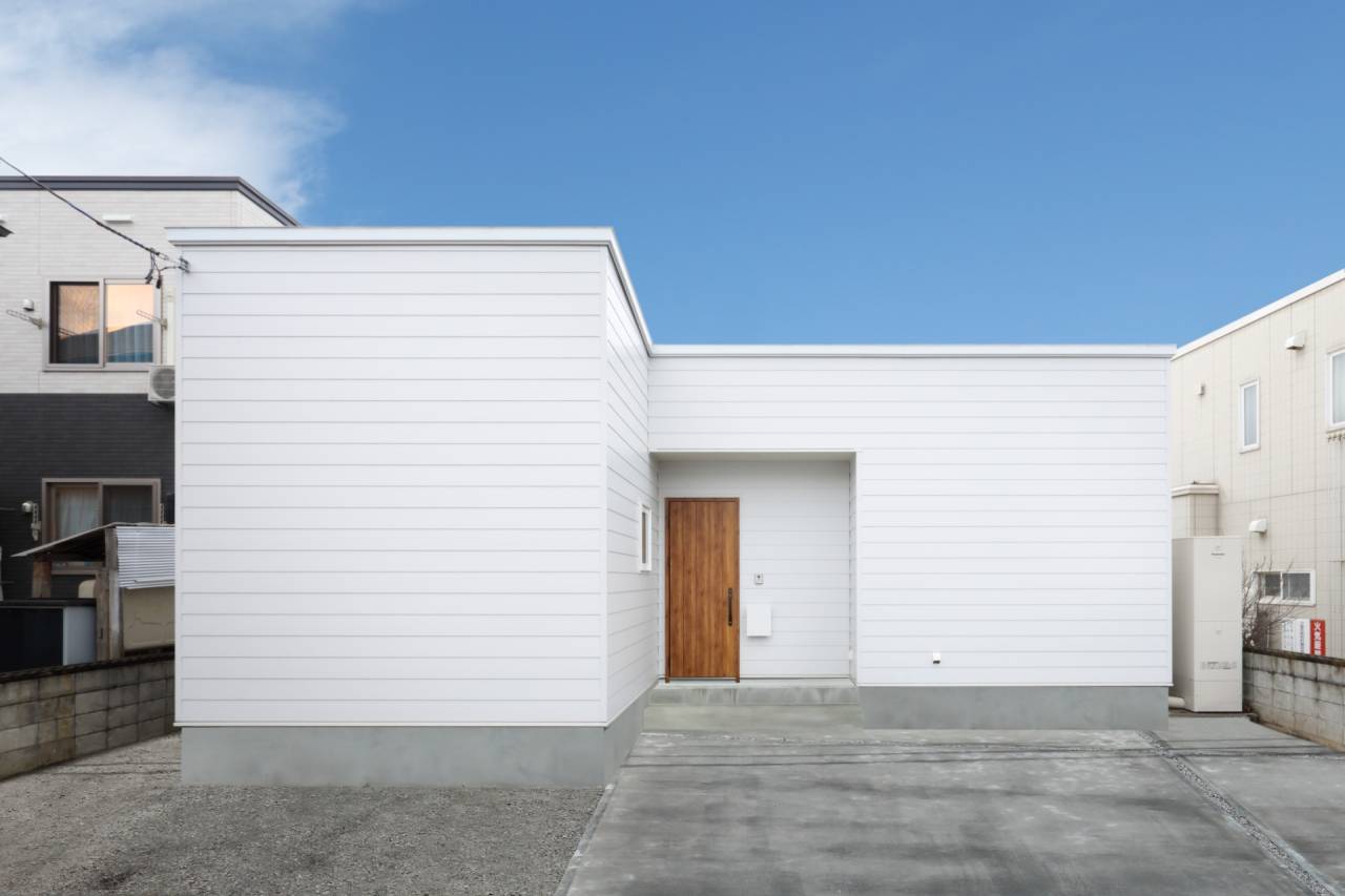 清潔感あふれる「純白の箱」に、家族の笑顔が透ける家