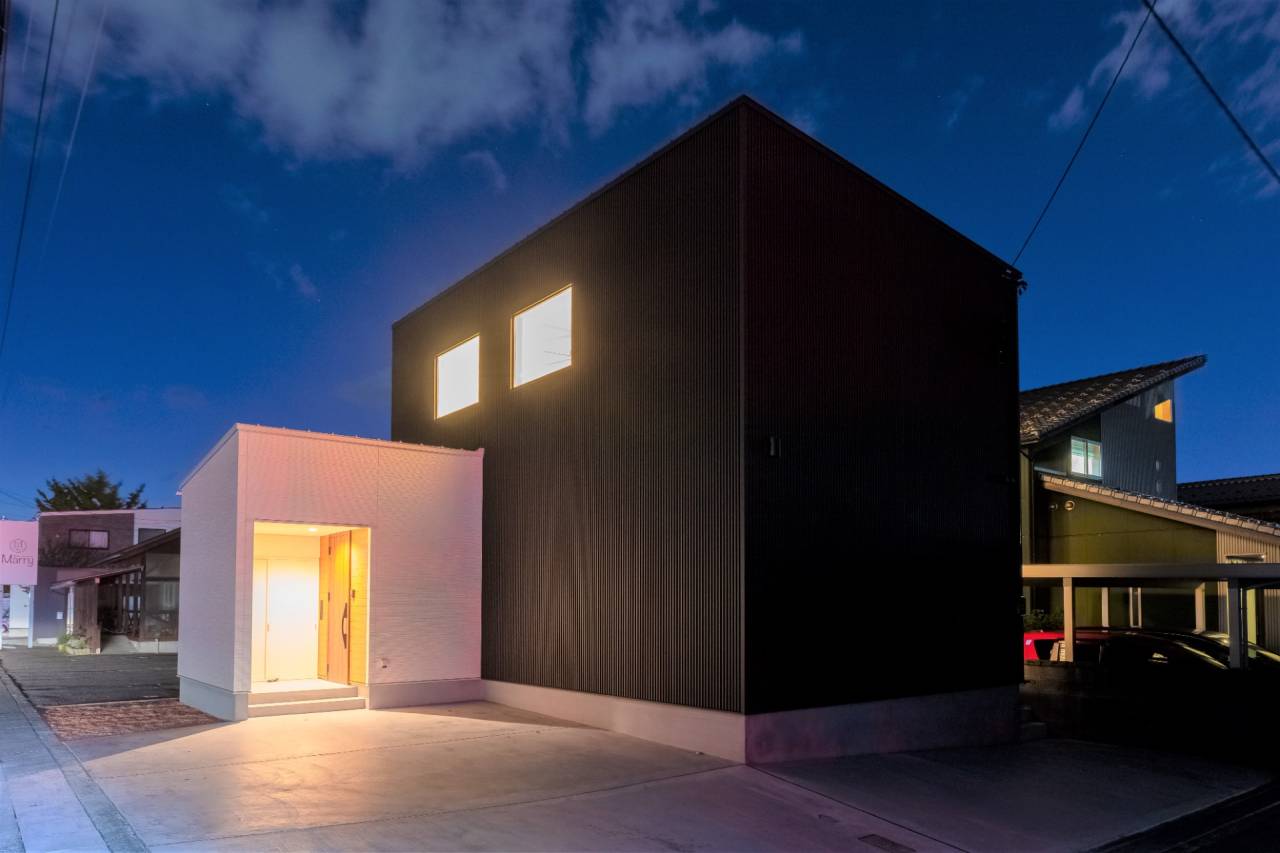 「黒」と「白」の対比が描く、圧倒的な開放感と静寂を愉しむ家。