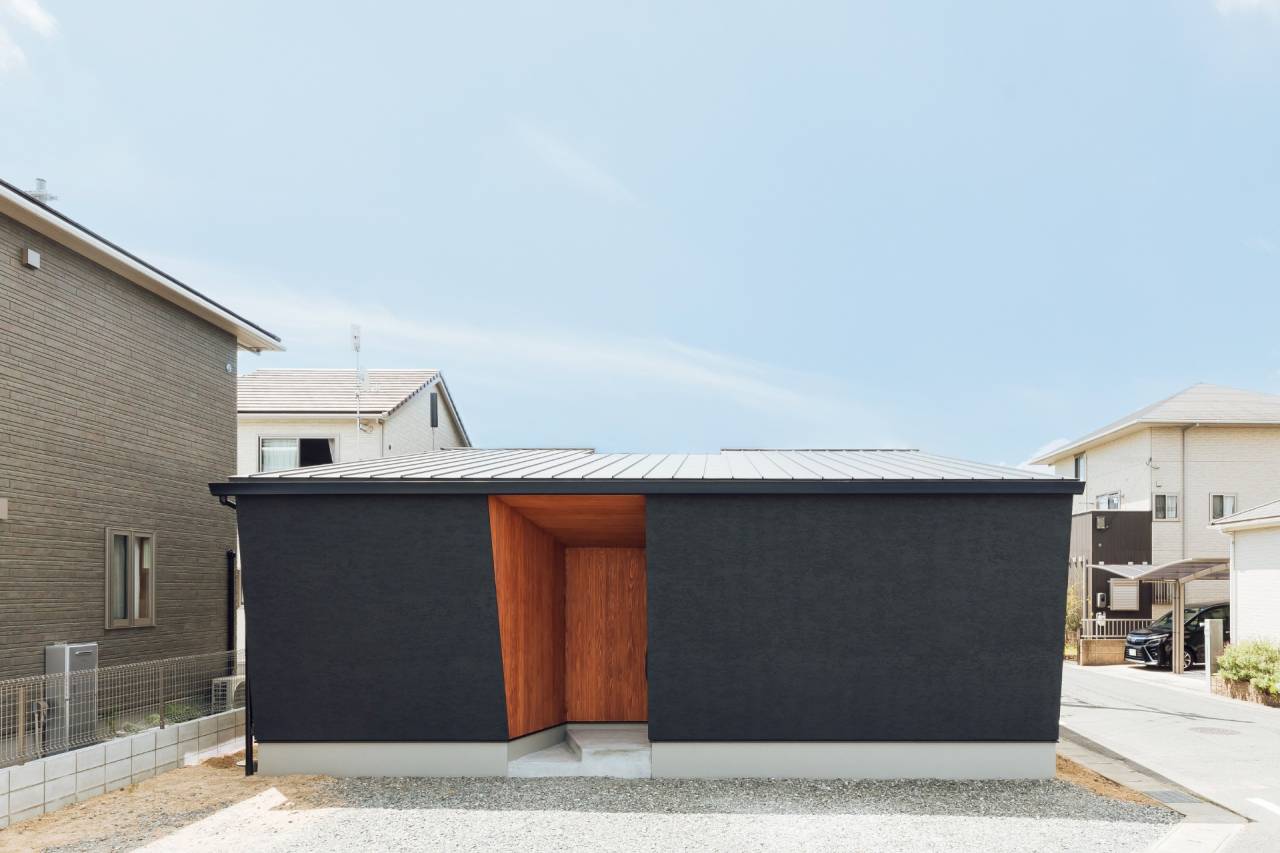 漆黒の意匠と、木目の温もりが響き合う平屋