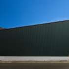 鋭利な意匠と、家族だけの「空」を囲むコの字の平屋