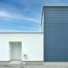 「白」と「蒼」が描く、空を独り占めするプライベートコートの家