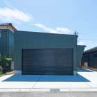 ガレージと中庭のある住まい