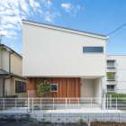 緑と光を抱く、螺旋階段のある家